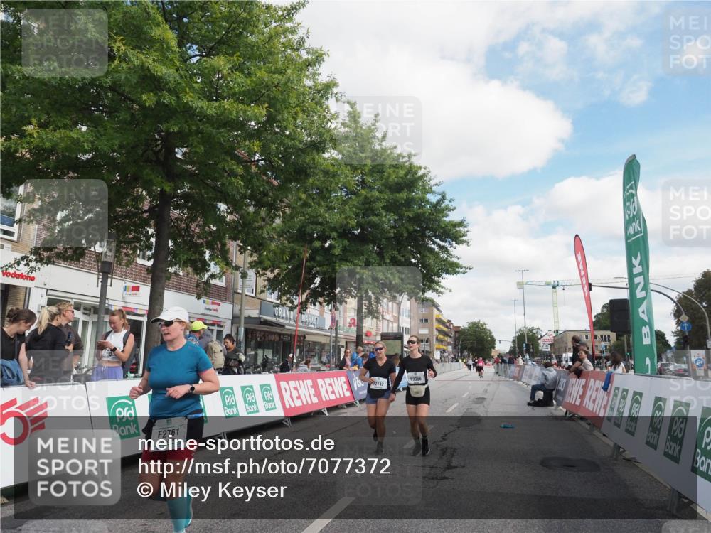 15.09.2024 - PSD Bank Halbmarathon Miley Keyser http://msf.ph/oto/7077372 15.09.2024 12:37:28 Ziel 2742, 2761, 3386 meine-sportfotos.de