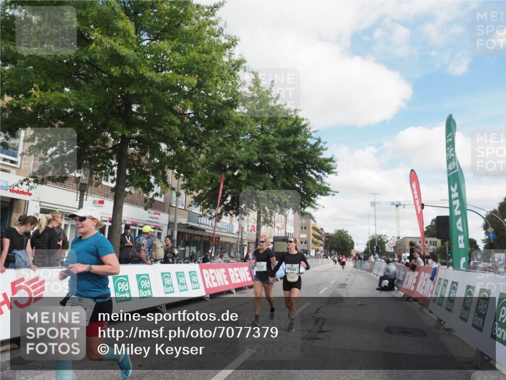 15.09.2024 - PSD Bank Halbmarathon Miley Keyser http://msf.ph/oto/7077379 15.09.2024 12:37:28 Ziel 2742, 2761, 3386 meine-sportfotos.de