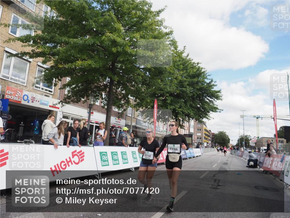 15.09.2024 - PSD Bank Halbmarathon Miley Keyser http://msf.ph/oto/7077420 15.09.2024 12:37:29 Ziel 2742, 2761, 3386 meine-sportfotos.de