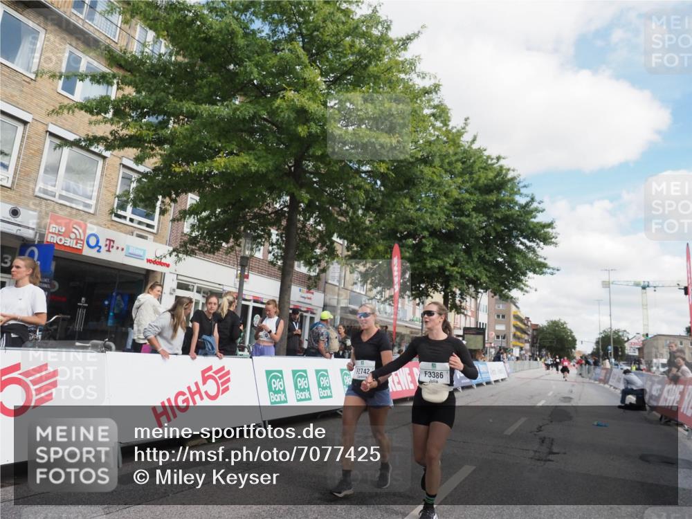15.09.2024 - PSD Bank Halbmarathon Miley Keyser http://msf.ph/oto/7077425 15.09.2024 12:37:30 Ziel 2742, 2761, 3386 meine-sportfotos.de