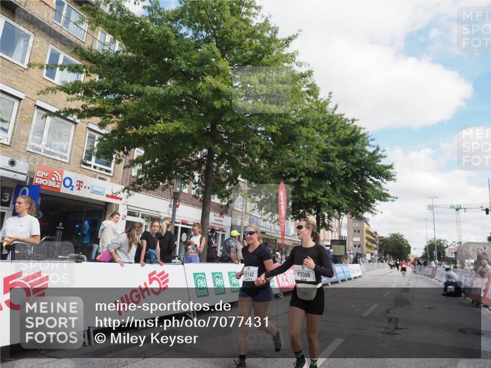 15.09.2024 - PSD Bank Halbmarathon Miley Keyser http://msf.ph/oto/7077431 15.09.2024 12:37:30 Ziel 2742, 2761, 3386 meine-sportfotos.de