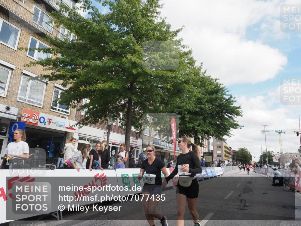 15.09.2024 - PSD Bank Halbmarathon Miley Keyser http://msf.ph/oto/7077435 15.09.2024 12:37:30 Ziel 2742, 2761, 3386 meine-sportfotos.de