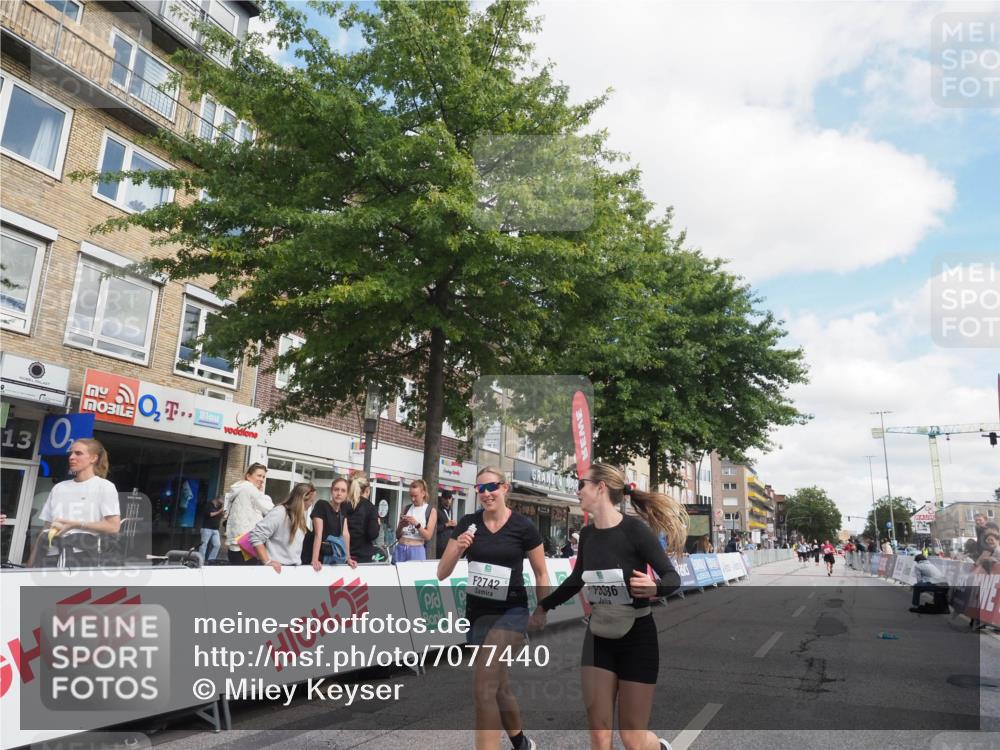 15.09.2024 - PSD Bank Halbmarathon Miley Keyser http://msf.ph/oto/7077440 15.09.2024 12:37:30 Ziel 2742, 2761, 3386 meine-sportfotos.de