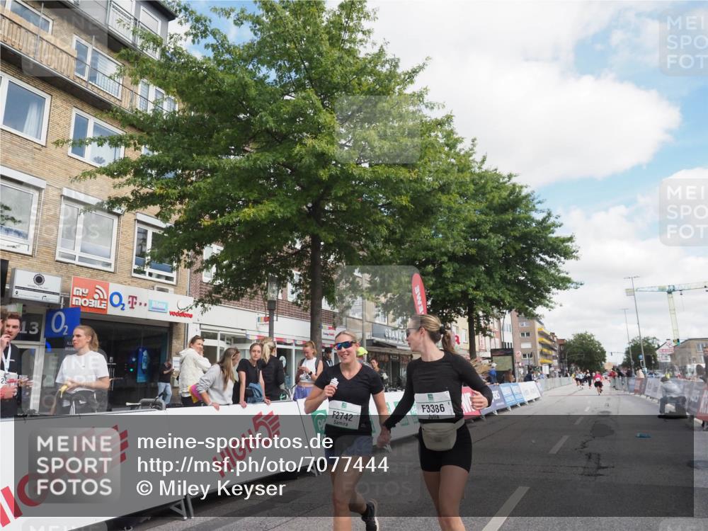 15.09.2024 - PSD Bank Halbmarathon Miley Keyser http://msf.ph/oto/7077444 15.09.2024 12:37:30 Ziel 2742, 2761, 3386 meine-sportfotos.de