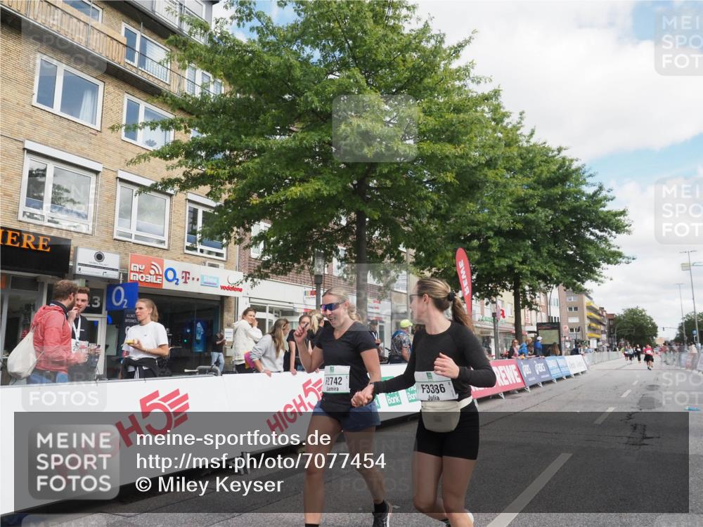 15.09.2024 - PSD Bank Halbmarathon Miley Keyser http://msf.ph/oto/7077454 15.09.2024 12:37:30 Ziel 2742, 2761, 3386 meine-sportfotos.de