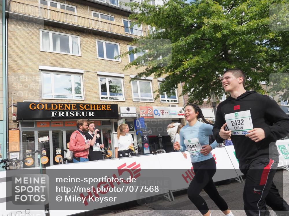 15.09.2024 - PSD Bank Halbmarathon Miley Keyser http://msf.ph/oto/7077568 15.09.2024 12:37:47 Ziel 1816, 2381, 2398, 2432, 2517, 3380, 3441, 3481 meine-sportfotos.de