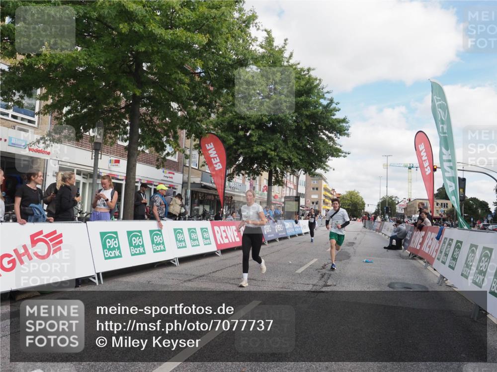 15.09.2024 - PSD Bank Halbmarathon Miley Keyser http://msf.ph/oto/7077737 15.09.2024 12:37:59 Ziel 1816, 2381, 2398, 2517, 3380, 3415, 3417 meine-sportfotos.de