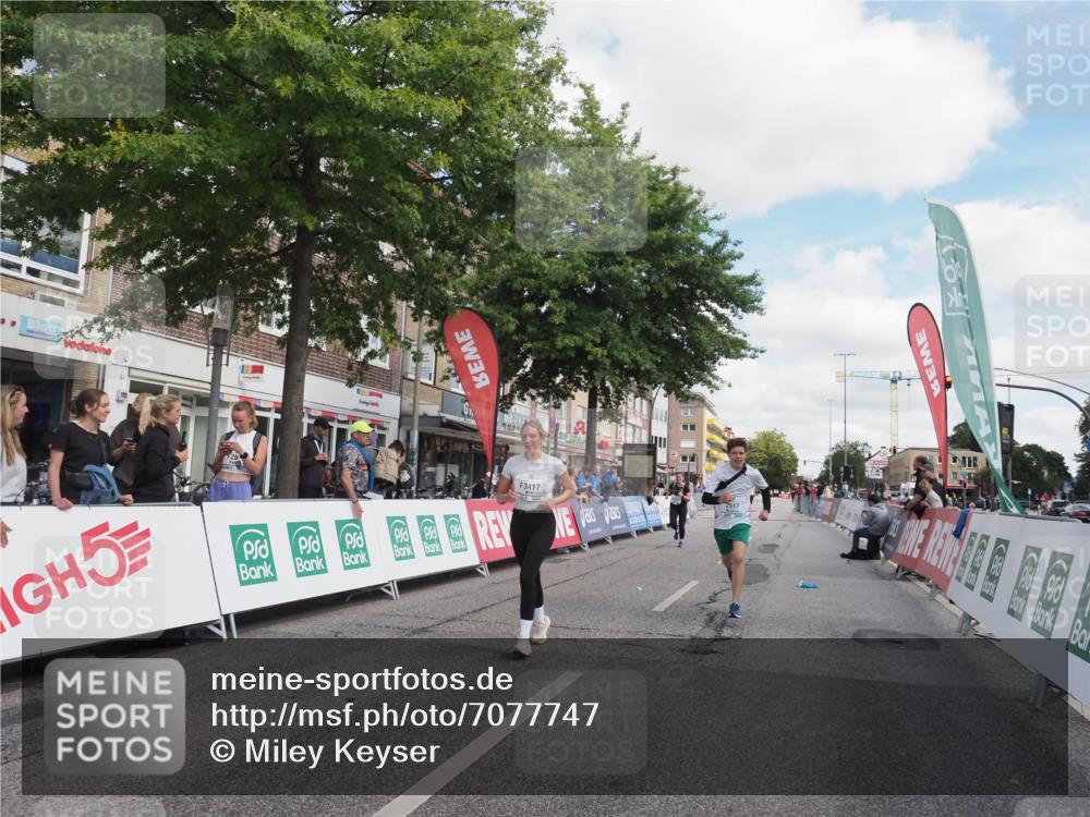 15.09.2024 - PSD Bank Halbmarathon Miley Keyser http://msf.ph/oto/7077747 15.09.2024 12:38:00 Ziel 1816, 2398, 2517, 3380, 3415, 3417 meine-sportfotos.de