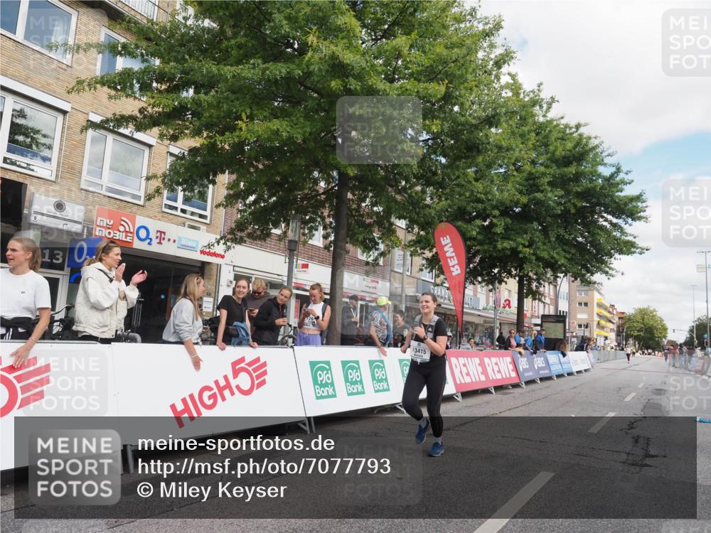 15.09.2024 - PSD Bank Halbmarathon Miley Keyser http://msf.ph/oto/7077793 15.09.2024 12:38:03 Ziel 1816, 2517, 3380, 3415, 3417 meine-sportfotos.de