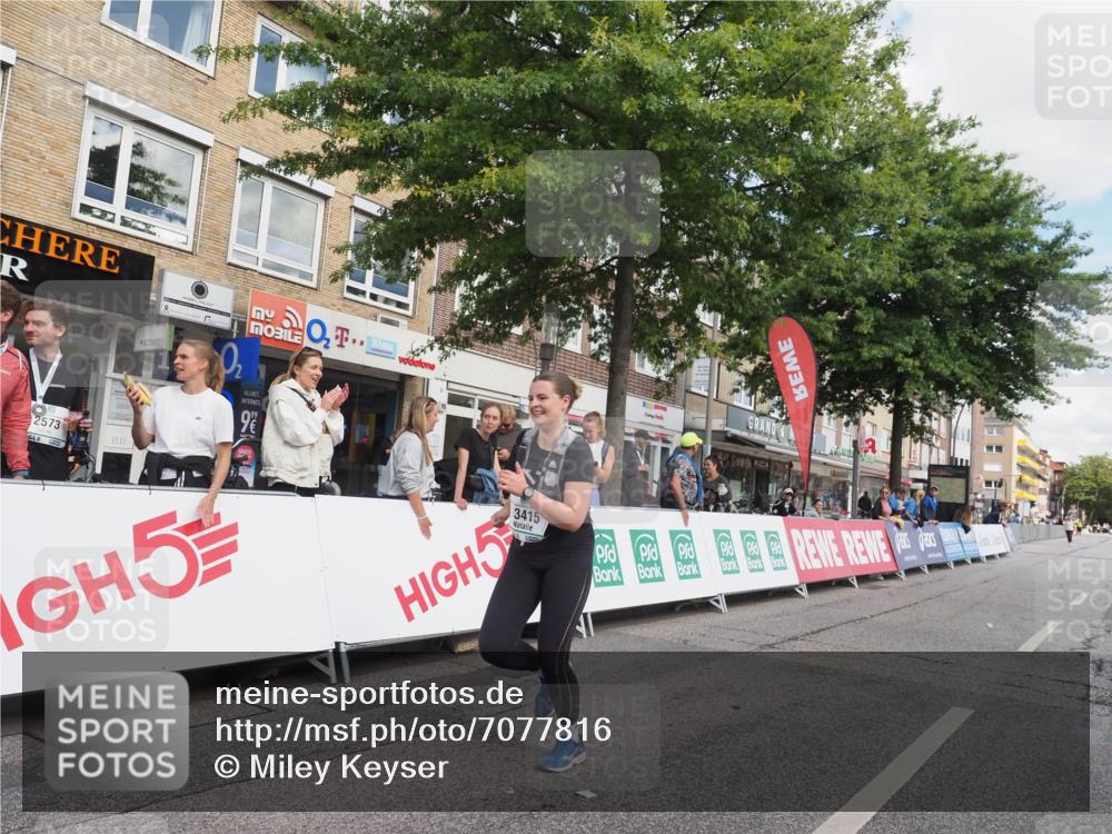 15.09.2024 - PSD Bank Halbmarathon Miley Keyser http://msf.ph/oto/7077816 15.09.2024 12:38:04 Ziel 1816, 2517, 3380, 3415, 3417 meine-sportfotos.de
