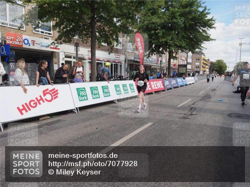 15.09.2024 - PSD Bank Halbmarathon Miley Keyser http://msf.ph/oto/7077928 15.09.2024 12:38:49 Ziel 2285, 3123, 3381 meine-sportfotos.de