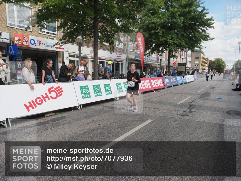 15.09.2024 - PSD Bank Halbmarathon Miley Keyser http://msf.ph/oto/7077936 15.09.2024 12:38:49 Ziel 2285, 3123, 3381 meine-sportfotos.de