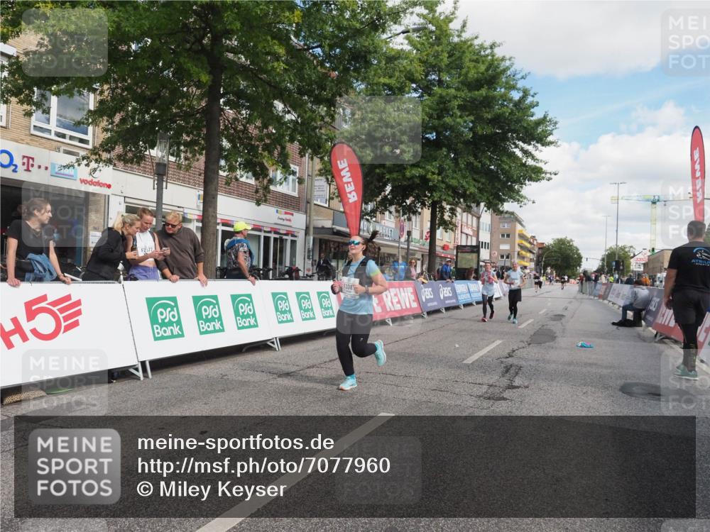 15.09.2024 - PSD Bank Halbmarathon Miley Keyser http://msf.ph/oto/7077960 15.09.2024 12:38:58 Ziel 3123, 3332, 3333, 3381 meine-sportfotos.de