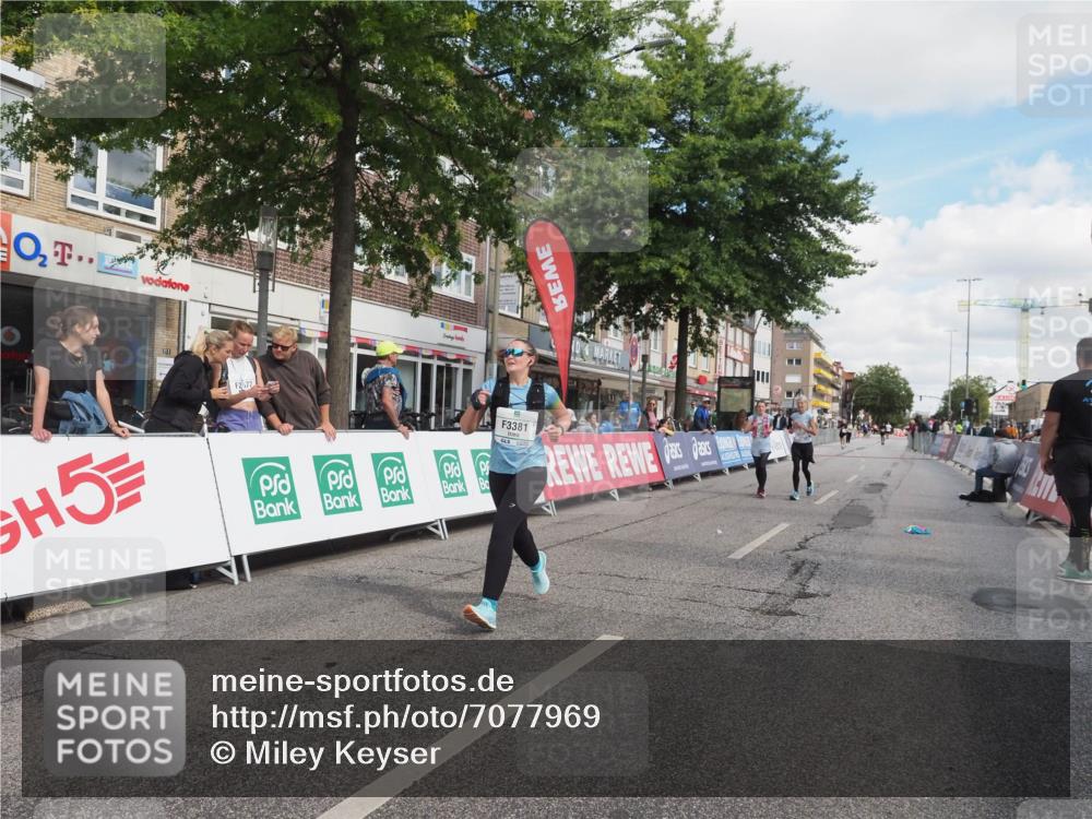 15.09.2024 - PSD Bank Halbmarathon Miley Keyser http://msf.ph/oto/7077969 15.09.2024 12:38:58 Ziel 3123, 3332, 3333, 3381 meine-sportfotos.de