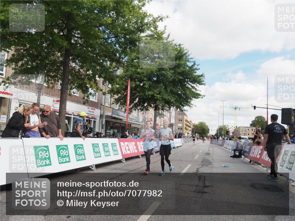 15.09.2024 - PSD Bank Halbmarathon Miley Keyser http://msf.ph/oto/7077982 15.09.2024 12:39:01 Ziel 3123, 3332, 3333, 3381 meine-sportfotos.de
