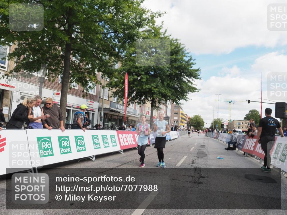 15.09.2024 - PSD Bank Halbmarathon Miley Keyser http://msf.ph/oto/7077988 15.09.2024 12:39:01 Ziel 3123, 3332, 3333, 3381 meine-sportfotos.de