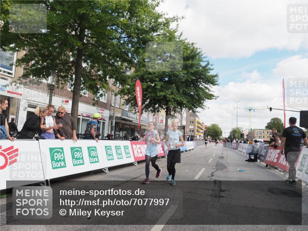 15.09.2024 - PSD Bank Halbmarathon Miley Keyser http://msf.ph/oto/7077997 15.09.2024 12:39:01 Ziel 3123, 3332, 3333, 3381 meine-sportfotos.de