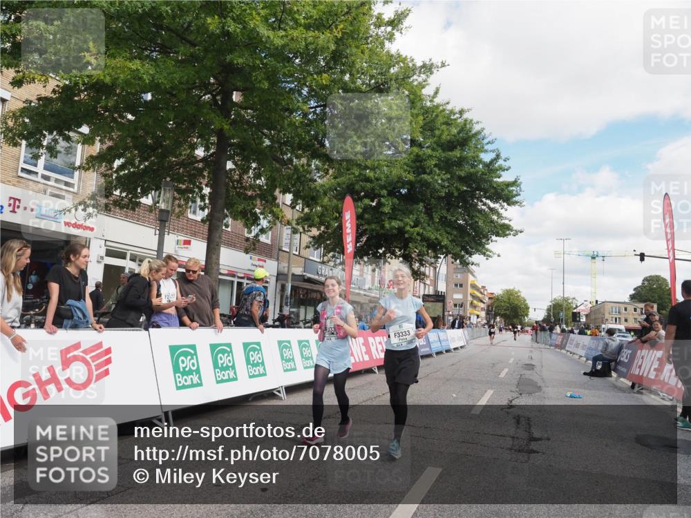 15.09.2024 - PSD Bank Halbmarathon Miley Keyser http://msf.ph/oto/7078005 15.09.2024 12:39:01 Ziel 3123, 3332, 3333, 3381 meine-sportfotos.de