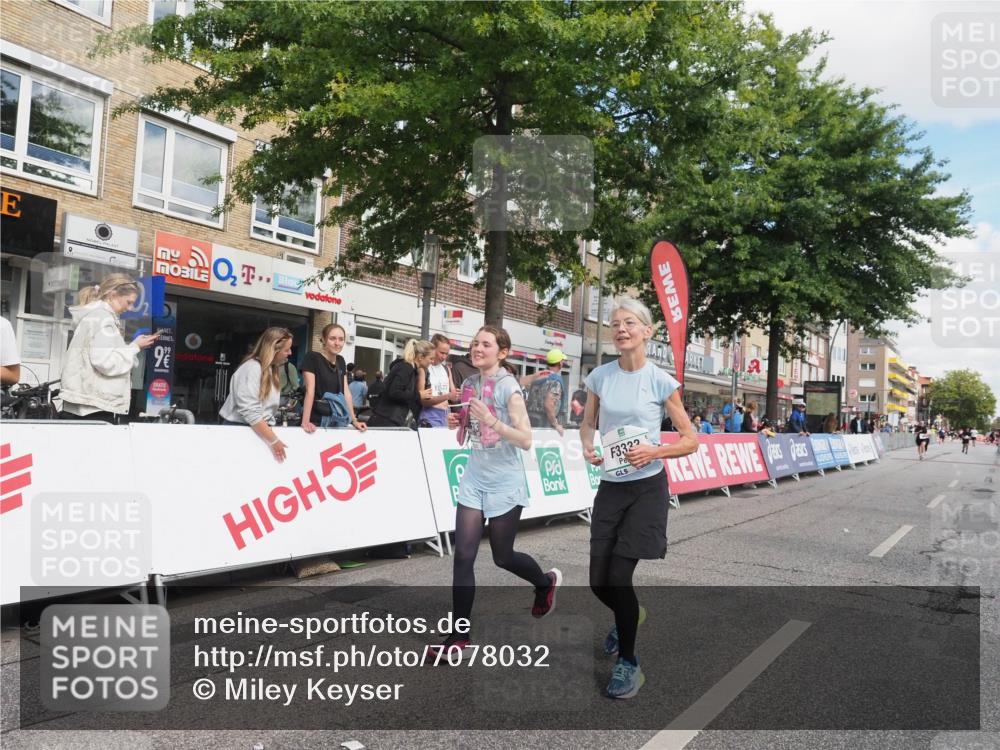 15.09.2024 - PSD Bank Halbmarathon Miley Keyser http://msf.ph/oto/7078032 15.09.2024 12:39:02 Ziel 3123, 3332, 3333, 3381 meine-sportfotos.de