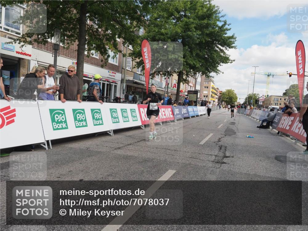 15.09.2024 - PSD Bank Halbmarathon Miley Keyser http://msf.ph/oto/7078037 15.09.2024 12:39:12 Ziel 3332, 3333, 3367 meine-sportfotos.de