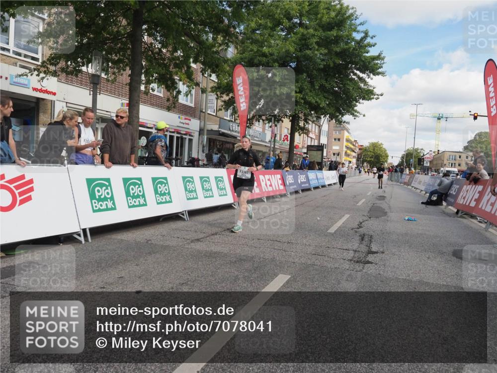15.09.2024 - PSD Bank Halbmarathon Miley Keyser http://msf.ph/oto/7078041 15.09.2024 12:39:12 Ziel 3332, 3333, 3367 meine-sportfotos.de