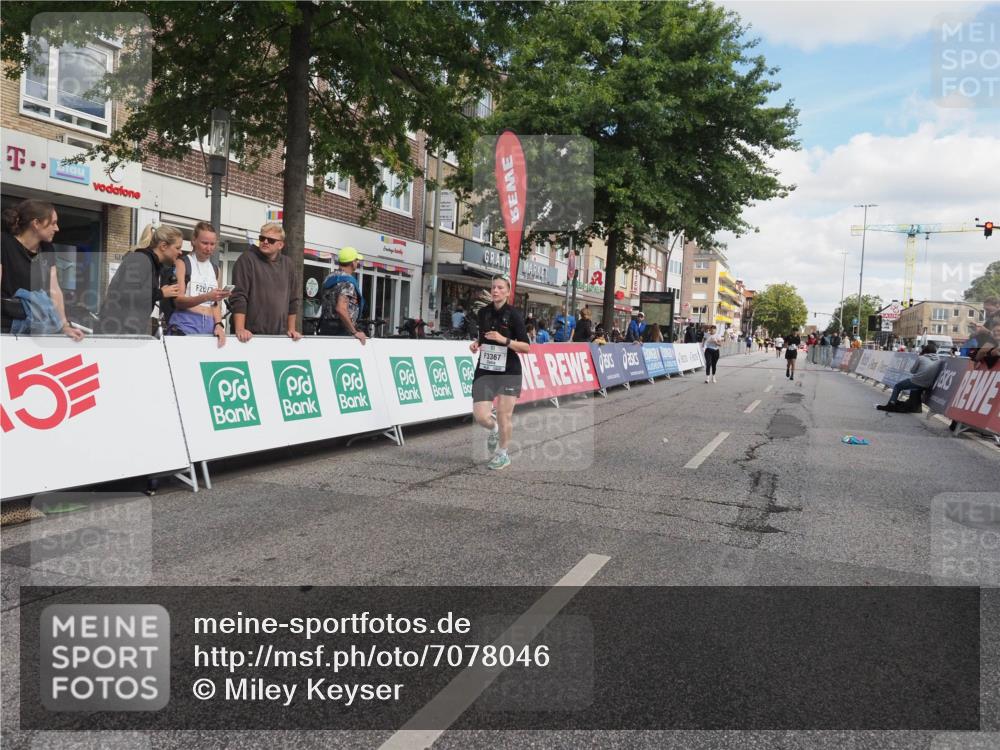 15.09.2024 - PSD Bank Halbmarathon Miley Keyser http://msf.ph/oto/7078046 15.09.2024 12:39:13 Ziel 3332, 3333, 3367 meine-sportfotos.de