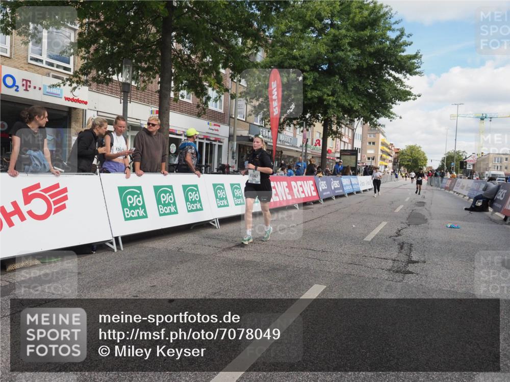 15.09.2024 - PSD Bank Halbmarathon Miley Keyser http://msf.ph/oto/7078049 15.09.2024 12:39:13 Ziel 3332, 3333, 3367 meine-sportfotos.de
