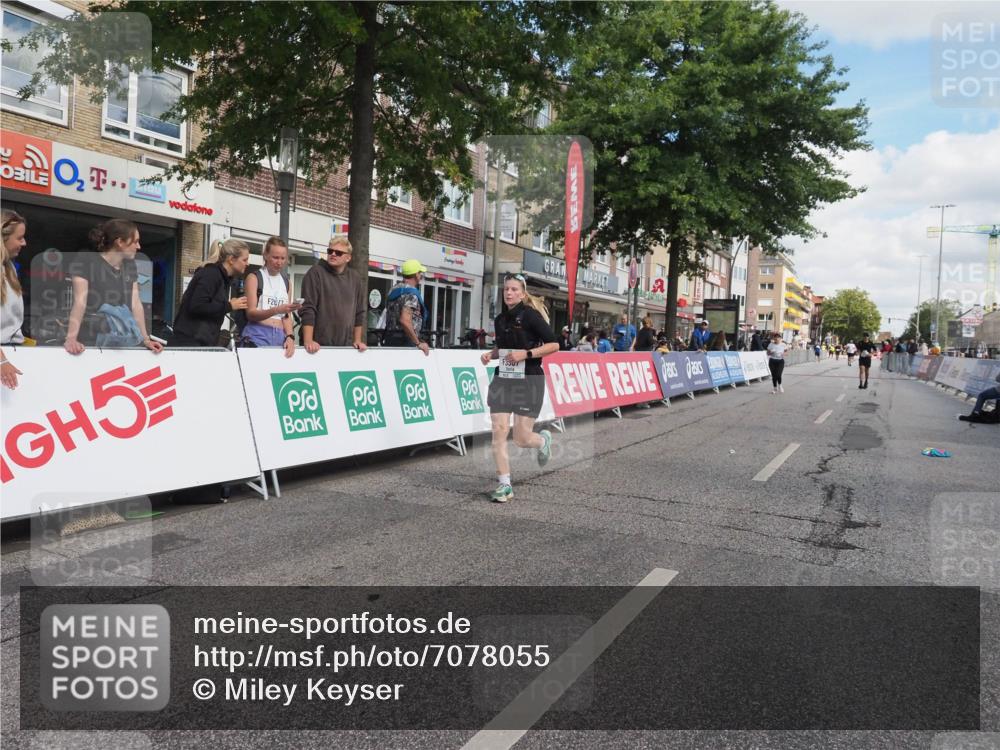 15.09.2024 - PSD Bank Halbmarathon Miley Keyser http://msf.ph/oto/7078055 15.09.2024 12:39:13 Ziel 3332, 3333, 3367 meine-sportfotos.de