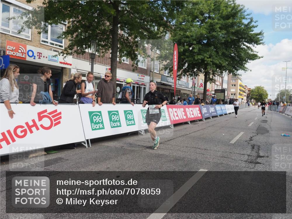 15.09.2024 - PSD Bank Halbmarathon Miley Keyser http://msf.ph/oto/7078059 15.09.2024 12:39:13 Ziel 3332, 3333, 3367 meine-sportfotos.de