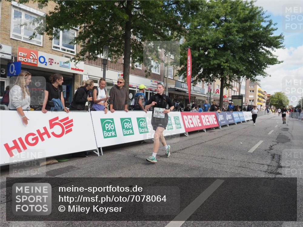 15.09.2024 - PSD Bank Halbmarathon Miley Keyser http://msf.ph/oto/7078064 15.09.2024 12:39:13 Ziel 3332, 3333, 3367 meine-sportfotos.de