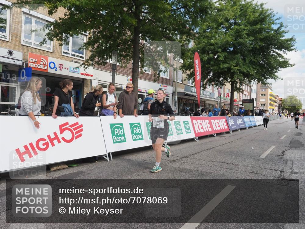 15.09.2024 - PSD Bank Halbmarathon Miley Keyser http://msf.ph/oto/7078069 15.09.2024 12:39:13 Ziel 3332, 3333, 3367 meine-sportfotos.de