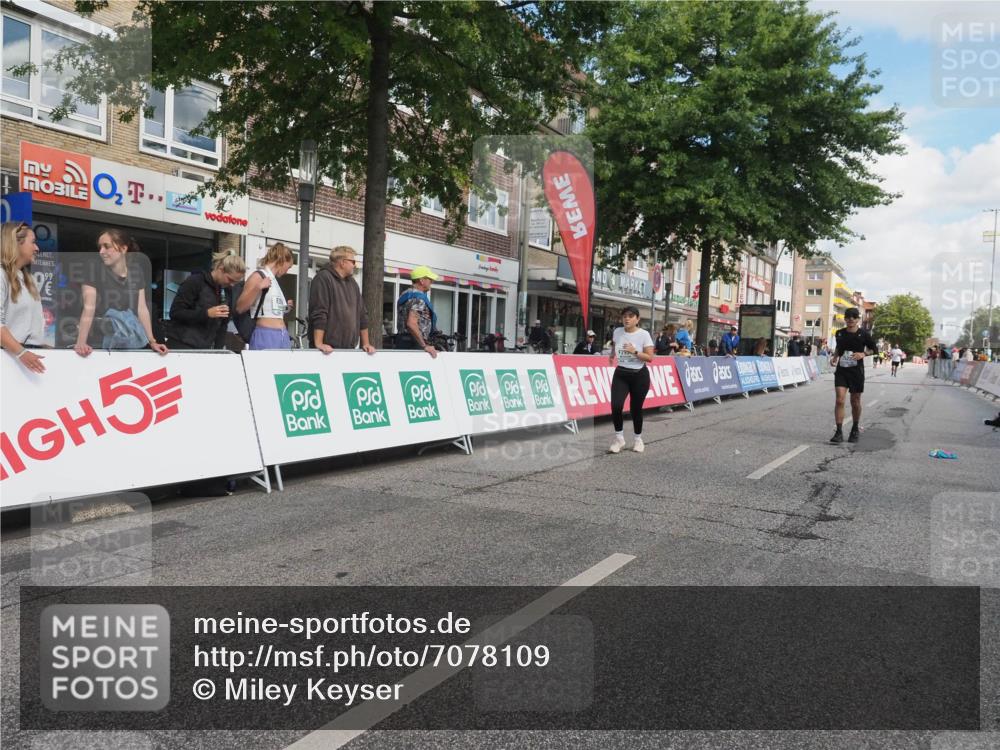 15.09.2024 - PSD Bank Halbmarathon Miley Keyser http://msf.ph/oto/7078109 15.09.2024 12:39:18 Ziel 2523, 2954, 3367 meine-sportfotos.de