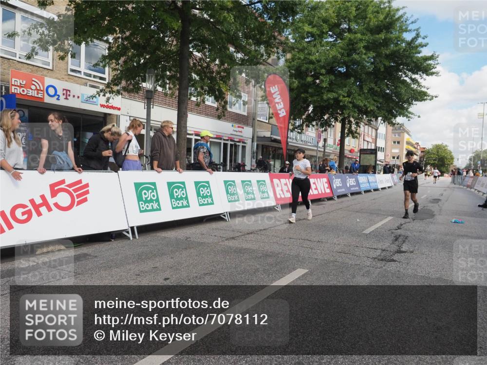 15.09.2024 - PSD Bank Halbmarathon Miley Keyser http://msf.ph/oto/7078112 15.09.2024 12:39:18 Ziel 2523, 2954, 3367 meine-sportfotos.de