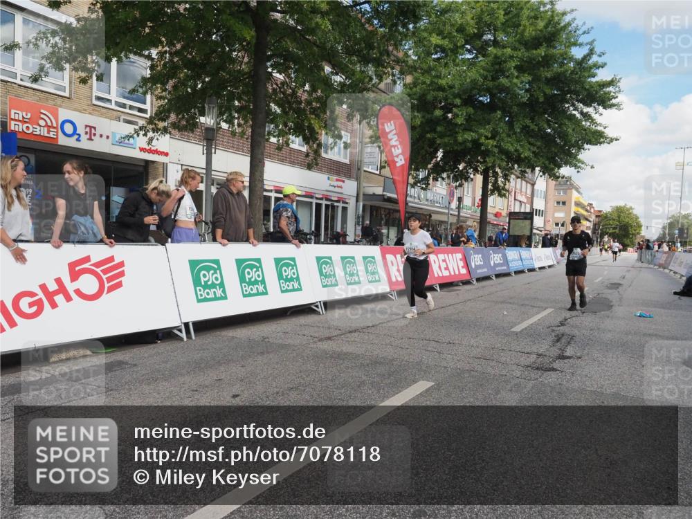 15.09.2024 - PSD Bank Halbmarathon Miley Keyser http://msf.ph/oto/7078118 15.09.2024 12:39:19 Ziel 2523, 2954, 3367 meine-sportfotos.de