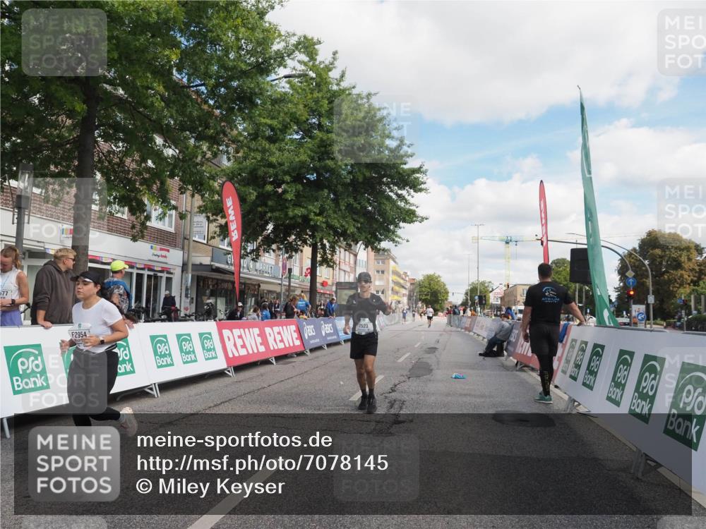 15.09.2024 - PSD Bank Halbmarathon Miley Keyser http://msf.ph/oto/7078145 15.09.2024 12:39:20 Ziel 2523, 2954, 3367 meine-sportfotos.de