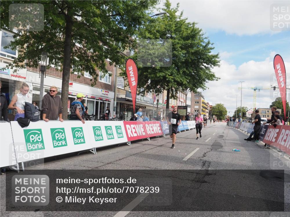 15.09.2024 - PSD Bank Halbmarathon Miley Keyser http://msf.ph/oto/7078239 15.09.2024 12:39:44 Ziel 2094, 2137, 3297 meine-sportfotos.de