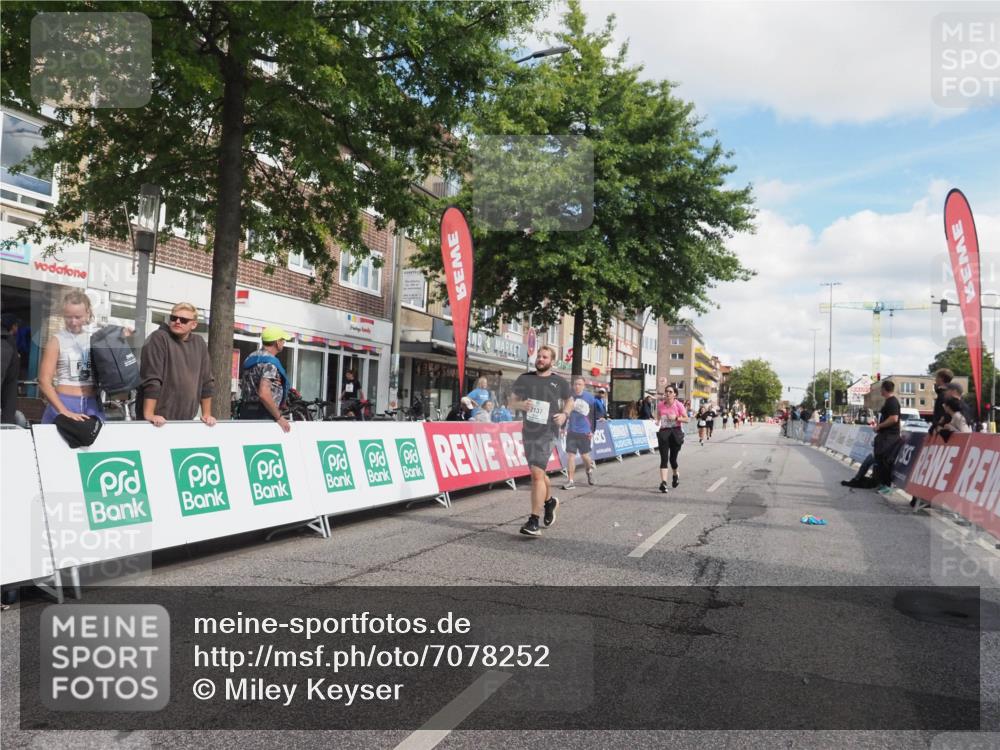 15.09.2024 - PSD Bank Halbmarathon Miley Keyser http://msf.ph/oto/7078252 15.09.2024 12:39:45 Ziel 2094, 2137, 3297 meine-sportfotos.de