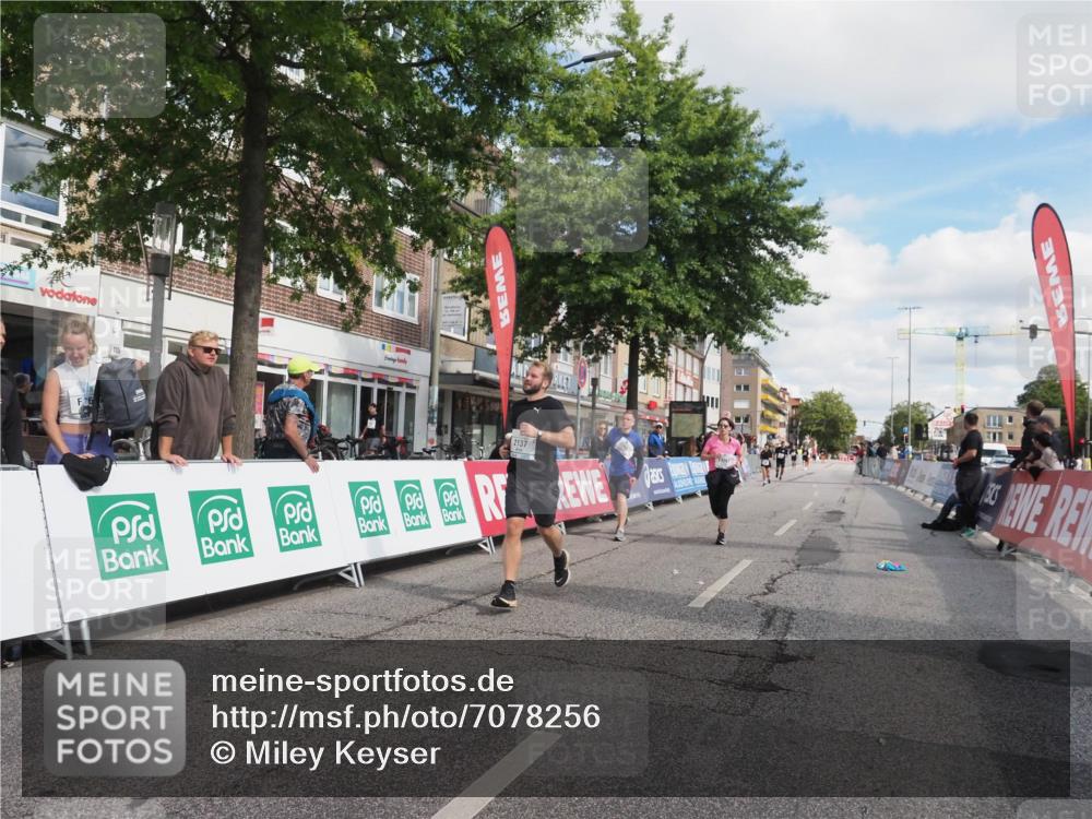 15.09.2024 - PSD Bank Halbmarathon Miley Keyser http://msf.ph/oto/7078256 15.09.2024 12:39:45 Ziel 2094, 2137, 3297 meine-sportfotos.de