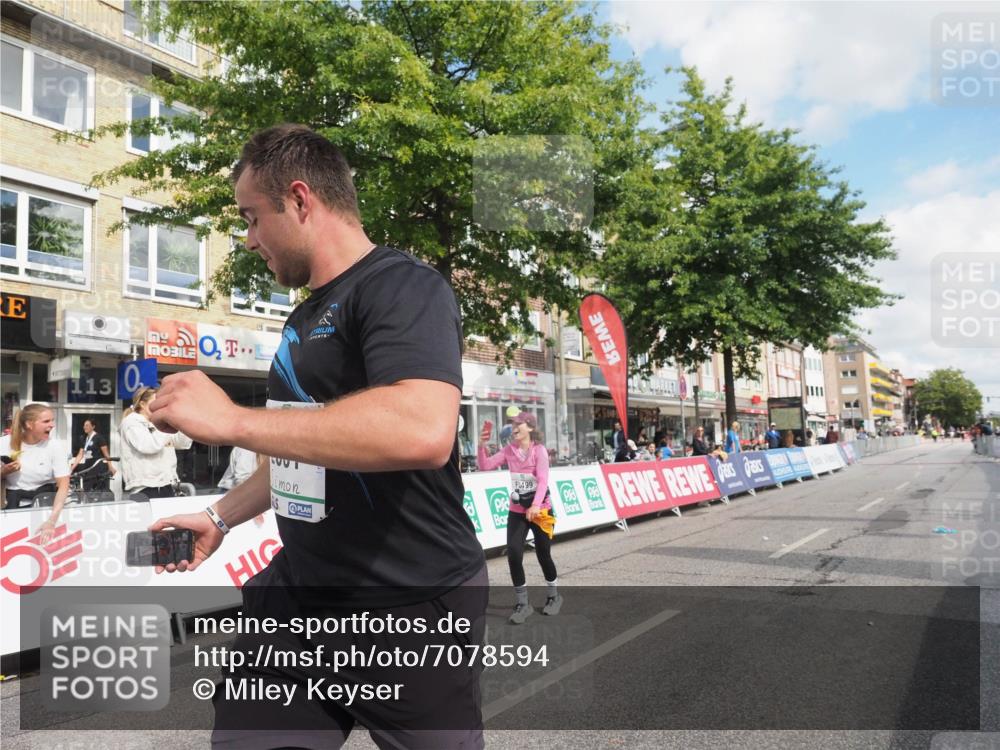 15.09.2024 - PSD Bank Halbmarathon Miley Keyser http://msf.ph/oto/7078594 15.09.2024 12:40:25 Ziel 1668, 2395, 2428, 3499 meine-sportfotos.de