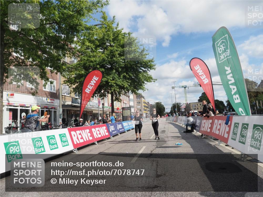 15.09.2024 - PSD Bank Halbmarathon Miley Keyser http://msf.ph/oto/7078747 15.09.2024 12:41:19 Ziel 3354, 3355, 3462 meine-sportfotos.de
