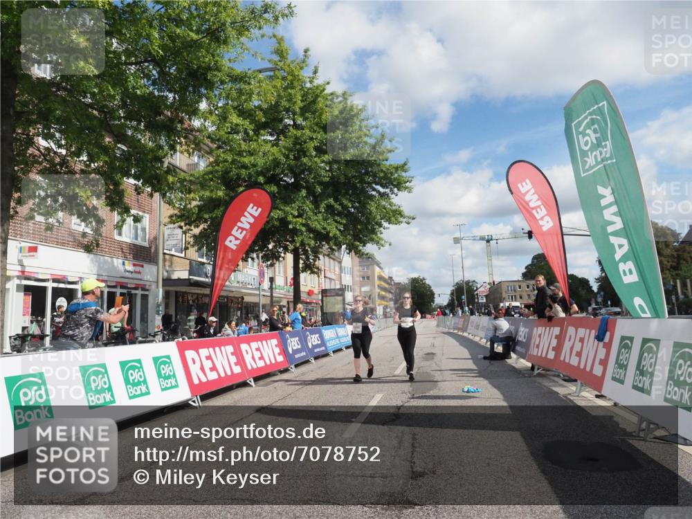15.09.2024 - PSD Bank Halbmarathon Miley Keyser http://msf.ph/oto/7078752 15.09.2024 12:41:20 Ziel 3354, 3355, 3462 meine-sportfotos.de