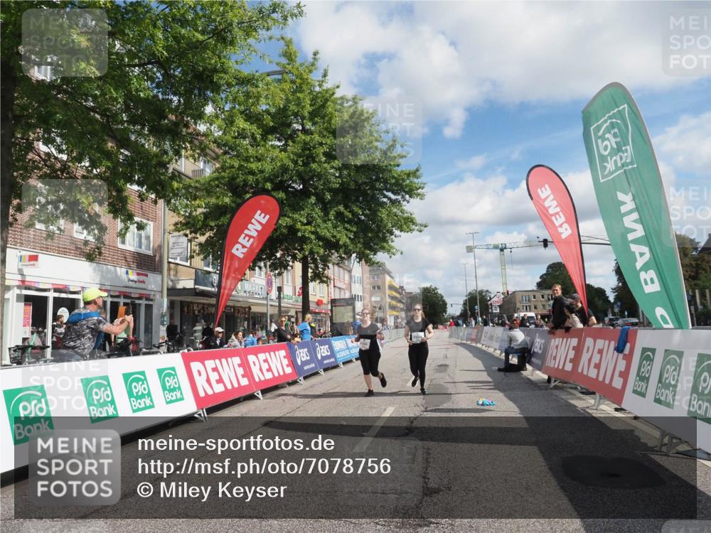 15.09.2024 - PSD Bank Halbmarathon Miley Keyser http://msf.ph/oto/7078756 15.09.2024 12:41:20 Ziel 3354, 3355, 3462 meine-sportfotos.de