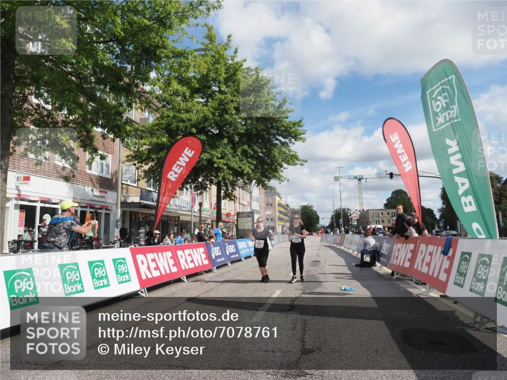 15.09.2024 - PSD Bank Halbmarathon Miley Keyser http://msf.ph/oto/7078761 15.09.2024 12:41:20 Ziel 3354, 3355, 3462 meine-sportfotos.de