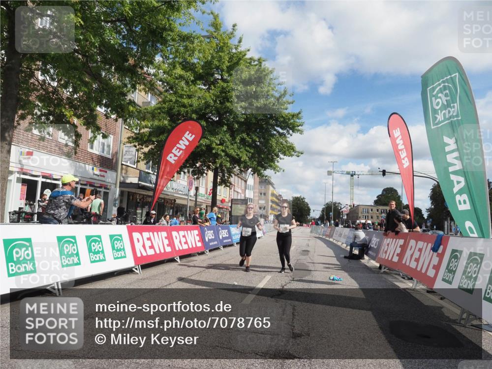 15.09.2024 - PSD Bank Halbmarathon Miley Keyser http://msf.ph/oto/7078765 15.09.2024 12:41:20 Ziel 3354, 3355, 3462 meine-sportfotos.de