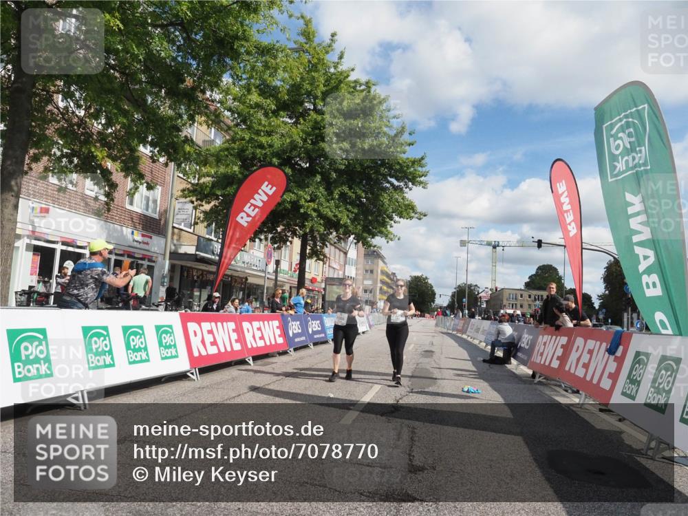 15.09.2024 - PSD Bank Halbmarathon Miley Keyser http://msf.ph/oto/7078770 15.09.2024 12:41:20 Ziel 3354, 3355, 3462 meine-sportfotos.de