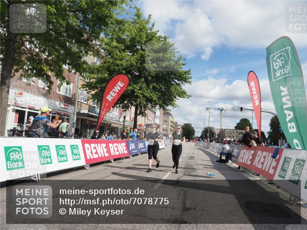 15.09.2024 - PSD Bank Halbmarathon Miley Keyser http://msf.ph/oto/7078775 15.09.2024 12:41:20 Ziel 3354, 3355, 3462 meine-sportfotos.de