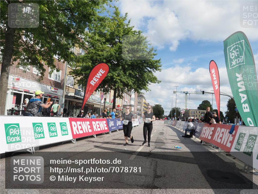 15.09.2024 - PSD Bank Halbmarathon Miley Keyser http://msf.ph/oto/7078781 15.09.2024 12:41:21 Ziel 3354, 3355, 3462 meine-sportfotos.de