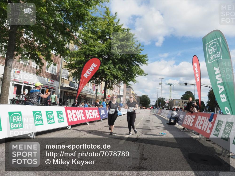 15.09.2024 - PSD Bank Halbmarathon Miley Keyser http://msf.ph/oto/7078789 15.09.2024 12:41:21 Ziel 3354, 3355, 3462 meine-sportfotos.de