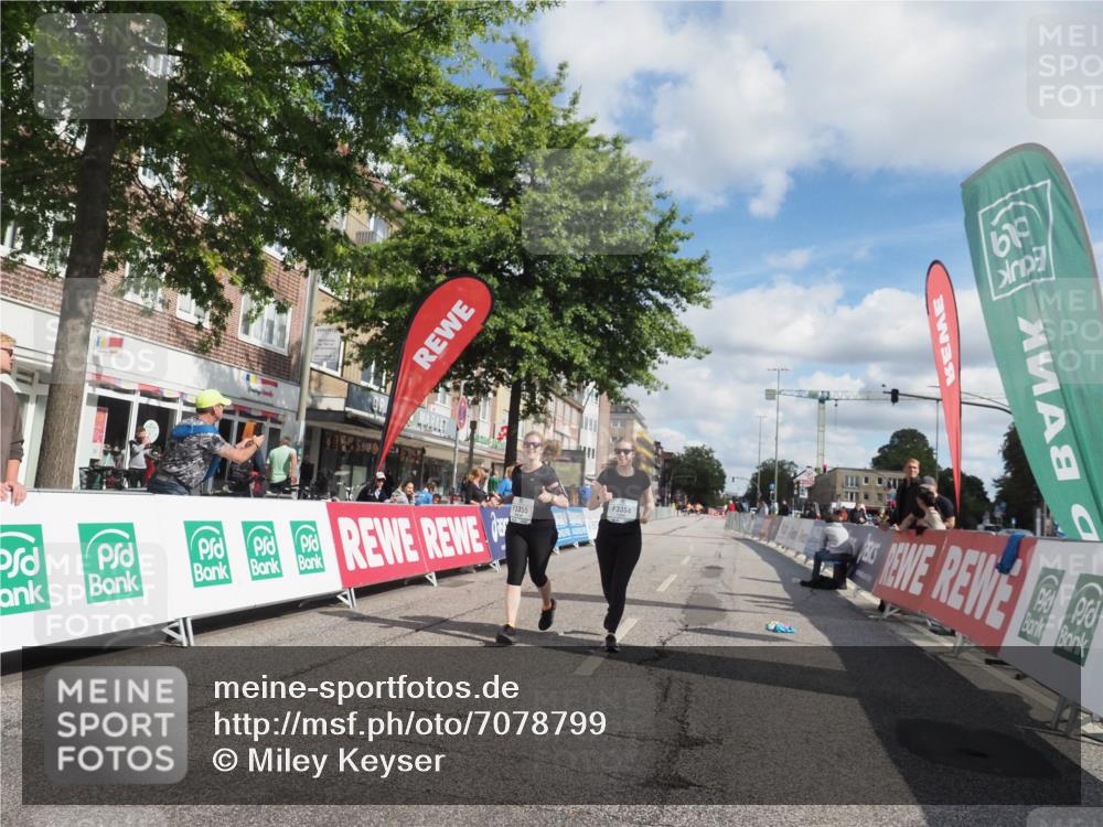 15.09.2024 - PSD Bank Halbmarathon Miley Keyser http://msf.ph/oto/7078799 15.09.2024 12:41:21 Ziel 3354, 3355, 3462 meine-sportfotos.de