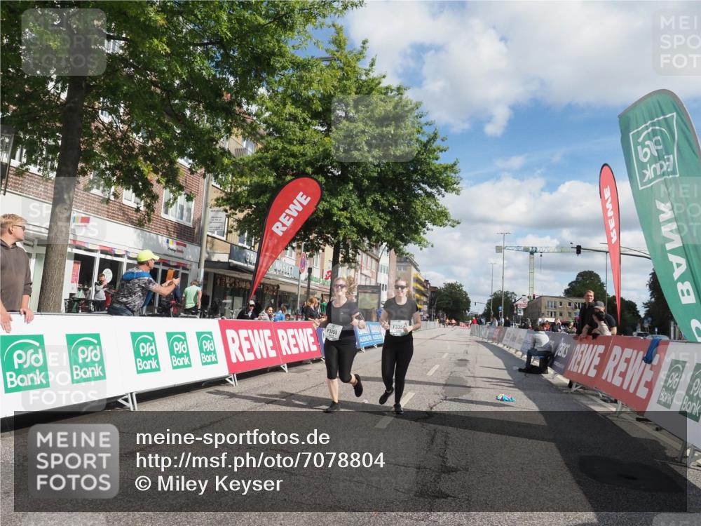 15.09.2024 - PSD Bank Halbmarathon Miley Keyser http://msf.ph/oto/7078804 15.09.2024 12:41:21 Ziel 3354, 3355, 3462 meine-sportfotos.de